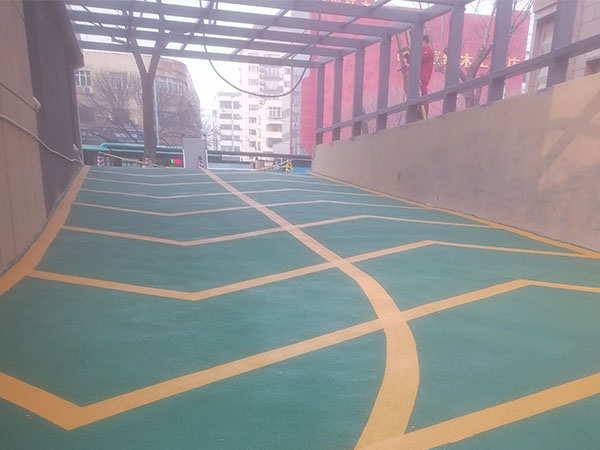 近日，由济南翰林建筑装饰工程有限公司承建的济南某大型地下停车场固化剂地坪和坡道环氧无振动止滑地坪正在施工中
