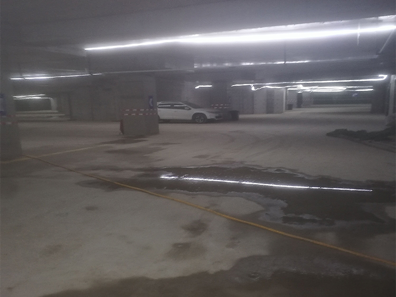 近日，由济南翰林建筑装饰工程有限公司承建的济南某大型地下停车场固化剂地坪顺利开工