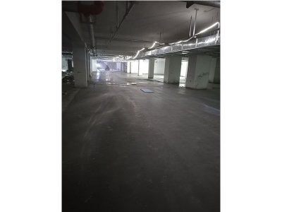 近日，由济南翰林建筑装饰工程有限公司施工的济南西客站附近三万平米地下停车场混凝土浇筑及西卡金刚石施工正在紧张进行中